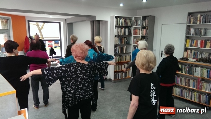 Zdjęcie w galerii na portalu naszraciborz.pl: Tai-Chi wśród książek, czyli trening w książnicy na Ostrogu wiadomości z regionu