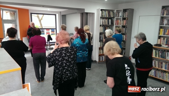 Zdjęcie w galerii na portalu naszraciborz.pl: Tai-Chi wśród książek, czyli trening w książnicy na Ostrogu wiadomości z regionu
