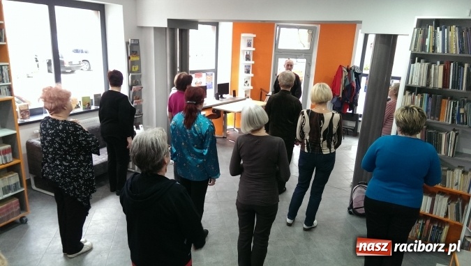 Zdjęcie w galerii na portalu naszraciborz.pl: Tai-Chi wśród książek, czyli trening w książnicy na Ostrogu wiadomości z regionu