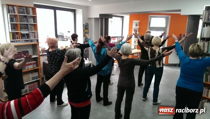 Zdjęcie w galerii na portalu naszraciborz.pl: Tai-Chi wśród książek, czyli trening w książnicy na Ostrogu wiadomości z regionu