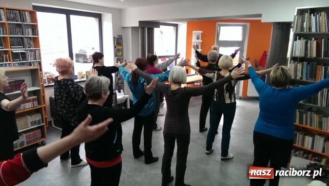 Zdjęcie w galerii na portalu naszraciborz.pl: Tai-Chi wśród książek, czyli trening w książnicy na Ostrogu wiadomości z regionu