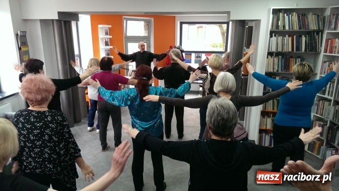 Zdjęcie w galerii na portalu naszraciborz.pl: Tai-Chi wśród książek, czyli trening w książnicy na Ostrogu wiadomości z regionu