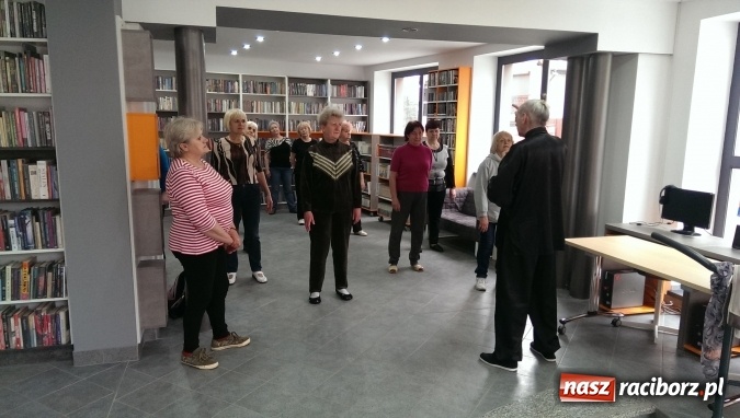 Zdjęcie w galerii na portalu naszraciborz.pl: Tai-Chi wśród książek, czyli trening w książnicy na Ostrogu wiadomości z regionu
