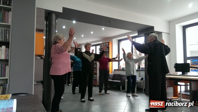 Zdjęcie w galerii na portalu naszraciborz.pl: Tai-Chi wśród książek, czyli trening w książnicy na Ostrogu wiadomości z regionu