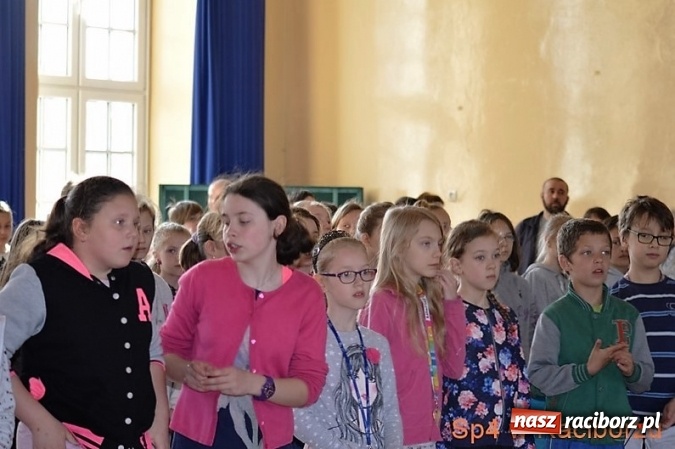 Zdjęcie w galerii na portalu naszraciborz.pl: Szkoła Podstawowa nr 4 w Raciborzu po raz drugi wzięła udział w akcji Żonkile wiadomości z regionu