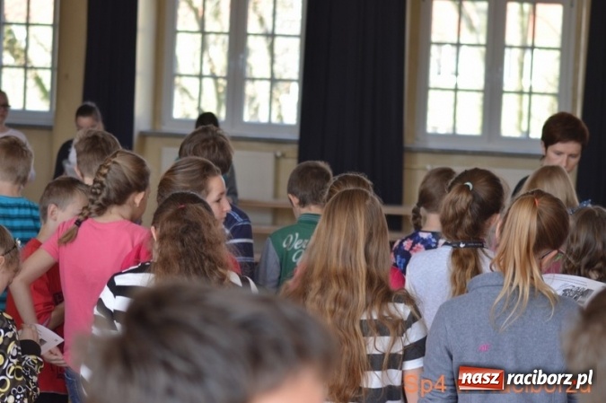 Zdjęcie w galerii na portalu naszraciborz.pl: Szkoła Podstawowa nr 4 w Raciborzu po raz drugi wzięła udział w akcji Żonkile wiadomości z regionu