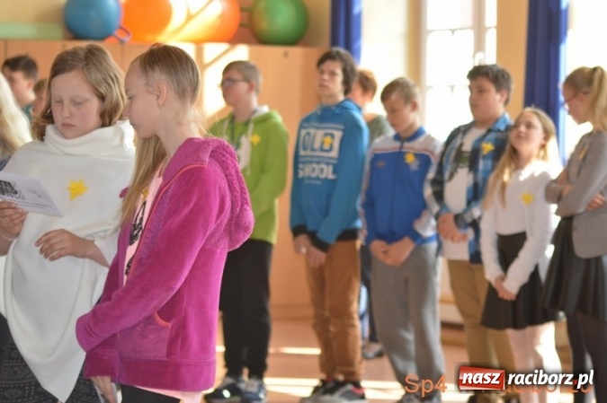 Zdjęcie w galerii na portalu naszraciborz.pl: Szkoła Podstawowa nr 4 w Raciborzu po raz drugi wzięła udział w akcji Żonkile wiadomości z regionu