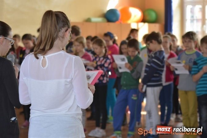 Zdjęcie w galerii na portalu naszraciborz.pl: Szkoła Podstawowa nr 4 w Raciborzu po raz drugi wzięła udział w akcji Żonkile wiadomości z regionu