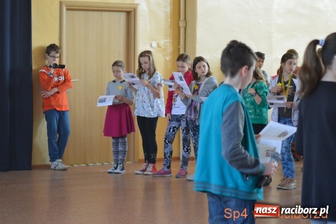 Zdjęcie w galerii na portalu naszraciborz.pl: Szkoła Podstawowa nr 4 w Raciborzu po raz drugi wzięła udział w akcji Żonkile wiadomości z regionu