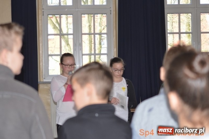 Zdjęcie w galerii na portalu naszraciborz.pl: Szkoła Podstawowa nr 4 w Raciborzu po raz drugi wzięła udział w akcji Żonkile wiadomości z regionu