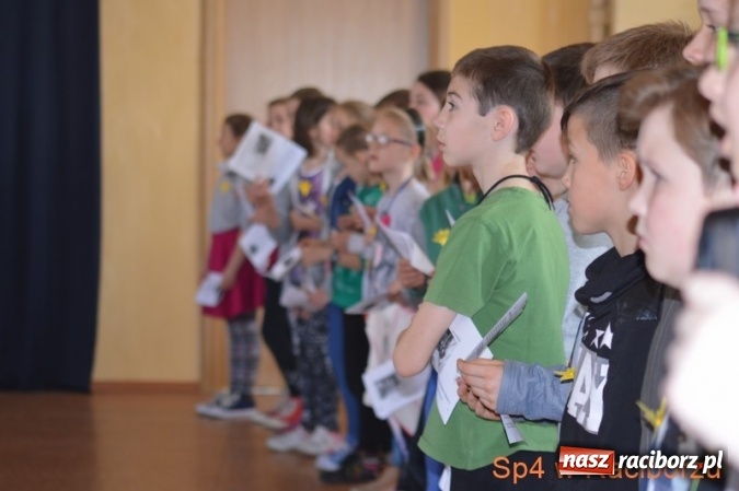 Zdjęcie w galerii na portalu naszraciborz.pl: Szkoła Podstawowa nr 4 w Raciborzu po raz drugi wzięła udział w akcji Żonkile wiadomości z regionu