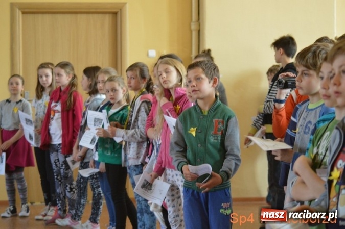 Zdjęcie w galerii na portalu naszraciborz.pl: Szkoła Podstawowa nr 4 w Raciborzu po raz drugi wzięła udział w akcji Żonkile wiadomości z regionu