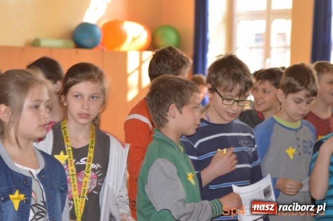 Zdjęcie w galerii na portalu naszraciborz.pl: Szkoła Podstawowa nr 4 w Raciborzu po raz drugi wzięła udział w akcji Żonkile wiadomości z regionu