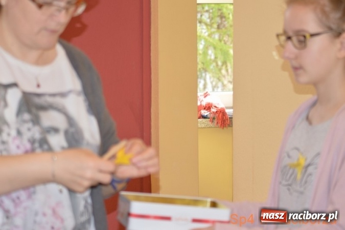 Zdjęcie w galerii na portalu naszraciborz.pl: Szkoła Podstawowa nr 4 w Raciborzu po raz drugi wzięła udział w akcji Żonkile wiadomości z regionu