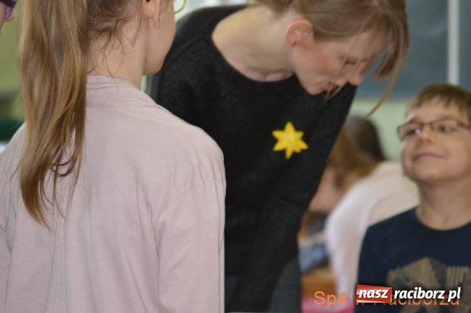 Zdjęcie w galerii na portalu naszraciborz.pl: Szkoła Podstawowa nr 4 w Raciborzu po raz drugi wzięła udział w akcji Żonkile wiadomości z regionu