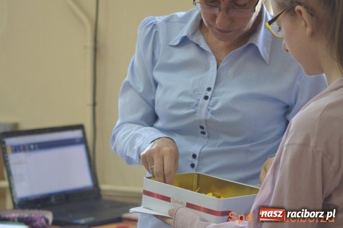 Zdjęcie w galerii na portalu naszraciborz.pl: Szkoła Podstawowa nr 4 w Raciborzu po raz drugi wzięła udział w akcji Żonkile wiadomości z regionu