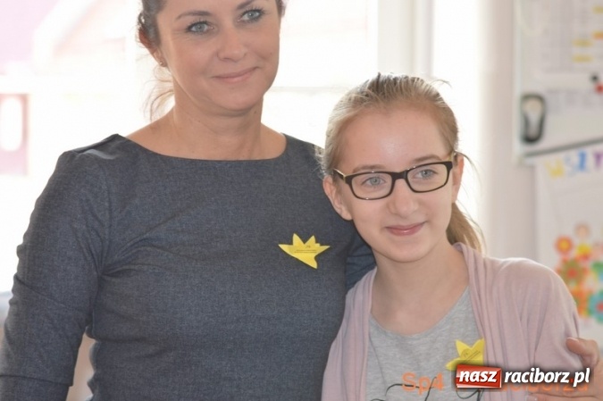 Zdjęcie w galerii na portalu naszraciborz.pl: Szkoła Podstawowa nr 4 w Raciborzu po raz drugi wzięła udział w akcji Żonkile wiadomości z regionu