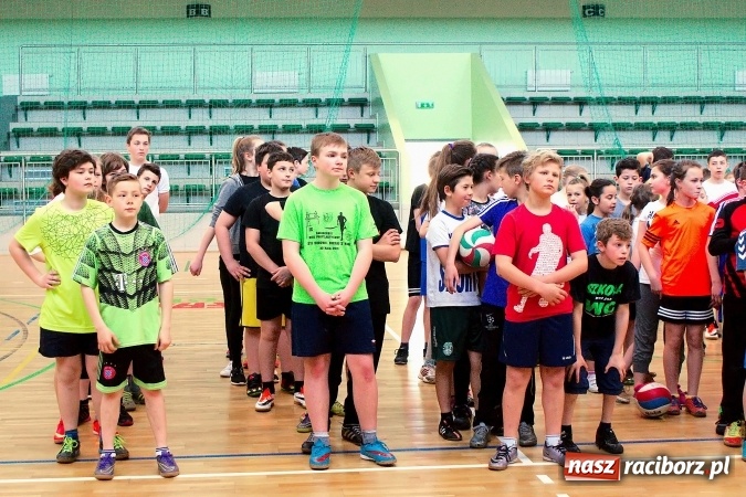 Zdjęcie w galerii na portalu naszraciborz.pl: II Mistrzostwa Raciborza w Dwa Ognie. SP 13 z pucharem wiadomości z regionu