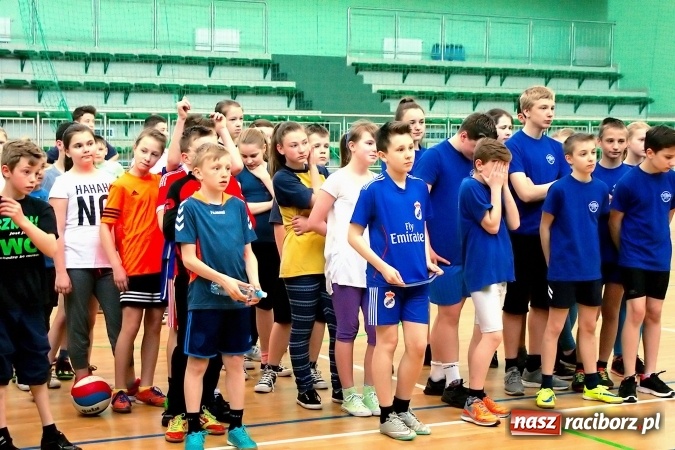 Zdjęcie w galerii na portalu naszraciborz.pl: II Mistrzostwa Raciborza w Dwa Ognie. SP 13 z pucharem wiadomości z regionu