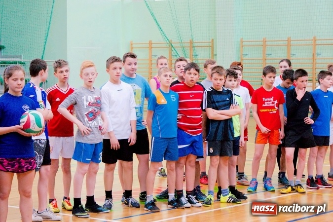 Zdjęcie w galerii na portalu naszraciborz.pl: II Mistrzostwa Raciborza w Dwa Ognie. SP 13 z pucharem wiadomości z regionu