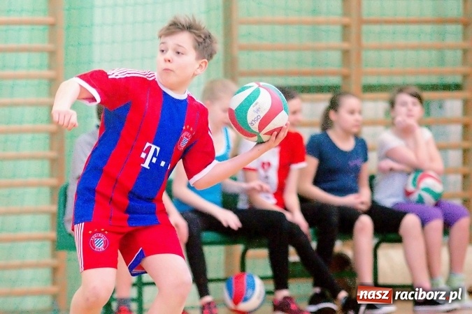 Zdjęcie w galerii na portalu naszraciborz.pl: II Mistrzostwa Raciborza w Dwa Ognie. SP 13 z pucharem wiadomości z regionu