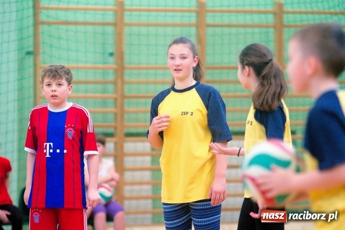 Zdjęcie w galerii na portalu naszraciborz.pl: II Mistrzostwa Raciborza w Dwa Ognie. SP 13 z pucharem wiadomości z regionu