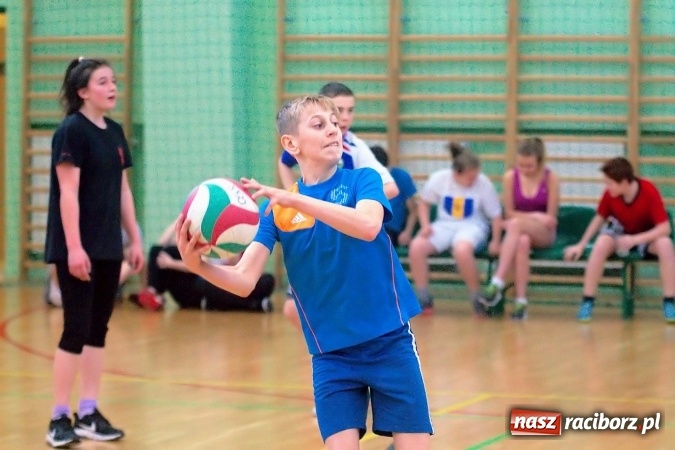 Zdjęcie w galerii na portalu naszraciborz.pl: II Mistrzostwa Raciborza w Dwa Ognie. SP 13 z pucharem wiadomości z regionu