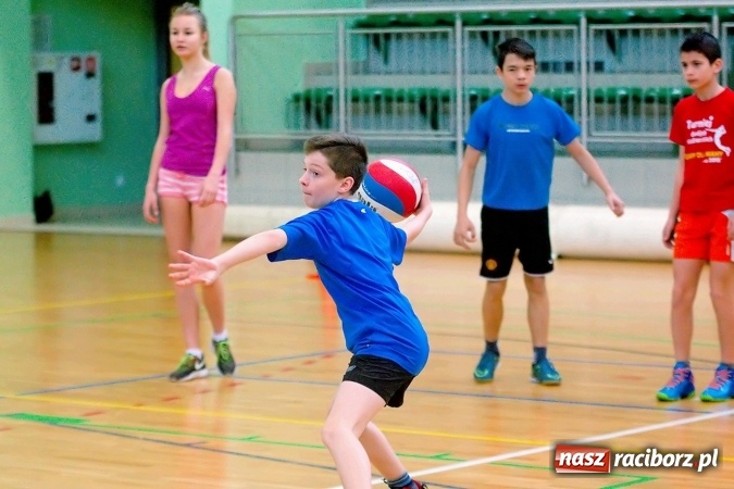 Zdjęcie w galerii na portalu naszraciborz.pl: II Mistrzostwa Raciborza w Dwa Ognie. SP 13 z pucharem wiadomości z regionu