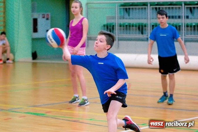 Zdjęcie w galerii na portalu naszraciborz.pl: II Mistrzostwa Raciborza w Dwa Ognie. SP 13 z pucharem wiadomości z regionu