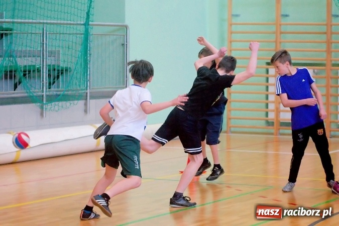 Zdjęcie w galerii na portalu naszraciborz.pl: II Mistrzostwa Raciborza w Dwa Ognie. SP 13 z pucharem wiadomości z regionu