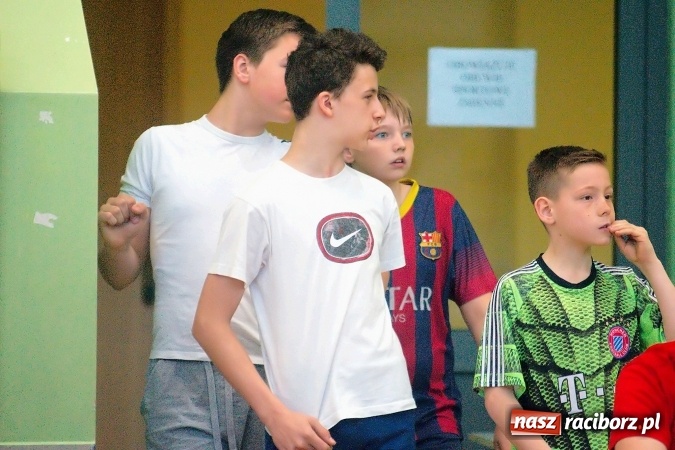 Zdjęcie w galerii na portalu naszraciborz.pl: II Mistrzostwa Raciborza w Dwa Ognie. SP 13 z pucharem wiadomości z regionu