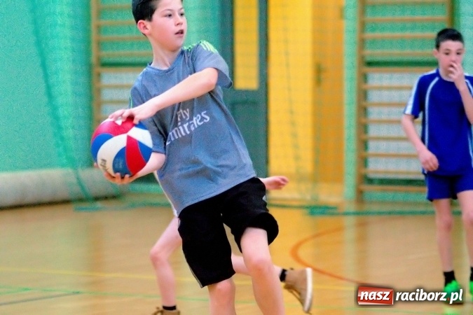 Zdjęcie w galerii na portalu naszraciborz.pl: II Mistrzostwa Raciborza w Dwa Ognie. SP 13 z pucharem wiadomości z regionu