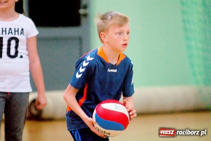 Zdjęcie w galerii na portalu naszraciborz.pl: II Mistrzostwa Raciborza w Dwa Ognie. SP 13 z pucharem wiadomości z regionu