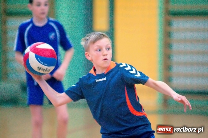 Zdjęcie w galerii na portalu naszraciborz.pl: II Mistrzostwa Raciborza w Dwa Ognie. SP 13 z pucharem wiadomości z regionu