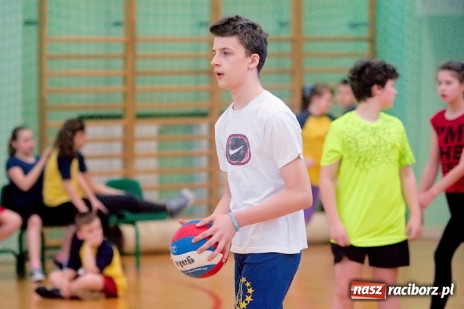 Zdjęcie w galerii na portalu naszraciborz.pl: II Mistrzostwa Raciborza w Dwa Ognie. SP 13 z pucharem wiadomości z regionu