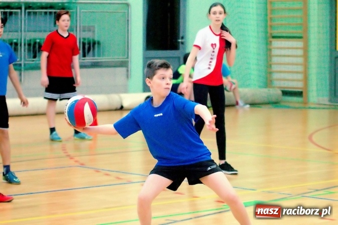 Zdjęcie w galerii na portalu naszraciborz.pl: II Mistrzostwa Raciborza w Dwa Ognie. SP 13 z pucharem wiadomości z regionu