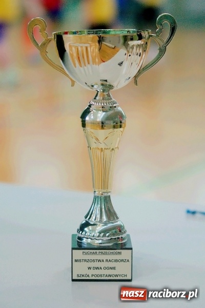 Zdjęcie w galerii na portalu naszraciborz.pl: II Mistrzostwa Raciborza w Dwa Ognie. SP 13 z pucharem wiadomości z regionu