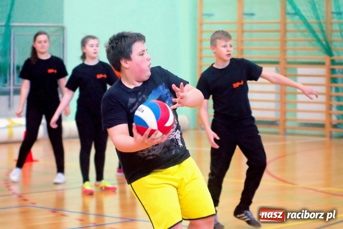 Zdjęcie w galerii na portalu naszraciborz.pl: II Mistrzostwa Raciborza w Dwa Ognie. SP 13 z pucharem wiadomości z regionu