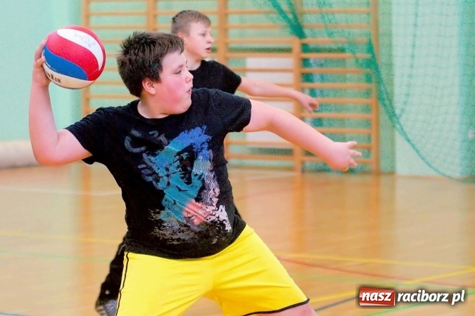 Zdjęcie w galerii na portalu naszraciborz.pl: II Mistrzostwa Raciborza w Dwa Ognie. SP 13 z pucharem wiadomości z regionu