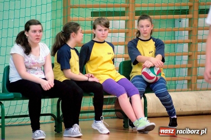 Zdjęcie w galerii na portalu naszraciborz.pl: II Mistrzostwa Raciborza w Dwa Ognie. SP 13 z pucharem wiadomości z regionu