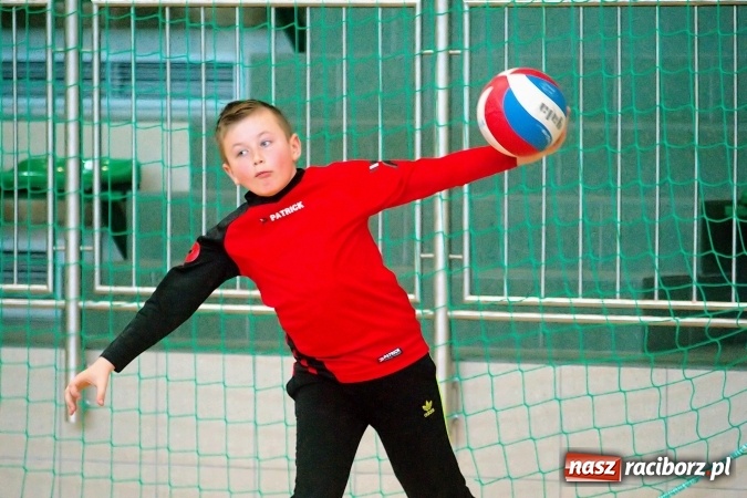 Zdjęcie w galerii na portalu naszraciborz.pl: II Mistrzostwa Raciborza w Dwa Ognie. SP 13 z pucharem wiadomości z regionu