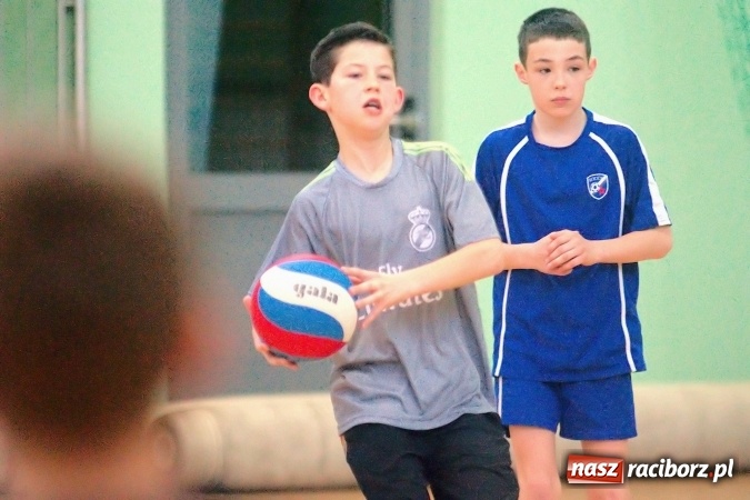 Zdjęcie w galerii na portalu naszraciborz.pl: II Mistrzostwa Raciborza w Dwa Ognie. SP 13 z pucharem wiadomości z regionu