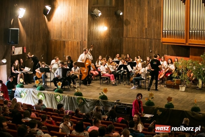 Zdjęcie w galerii na portalu naszraciborz.pl: Oblężenie szkoły muzycznej, która otworzyła swoje drzwi  wiadomości z regionu