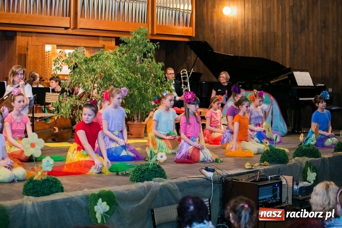 Zdjęcie w galerii na portalu naszraciborz.pl: Oblężenie szkoły muzycznej, która otworzyła swoje drzwi  wiadomości z regionu