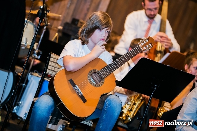 Zdjęcie w galerii na portalu naszraciborz.pl: Oblężenie szkoły muzycznej, która otworzyła swoje drzwi  wiadomości z regionu