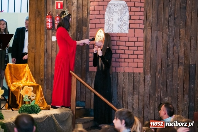 Zdjęcie w galerii na portalu naszraciborz.pl: Oblężenie szkoły muzycznej, która otworzyła swoje drzwi  wiadomości z regionu