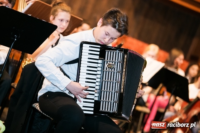 Zdjęcie w galerii na portalu naszraciborz.pl: Oblężenie szkoły muzycznej, która otworzyła swoje drzwi  wiadomości z regionu