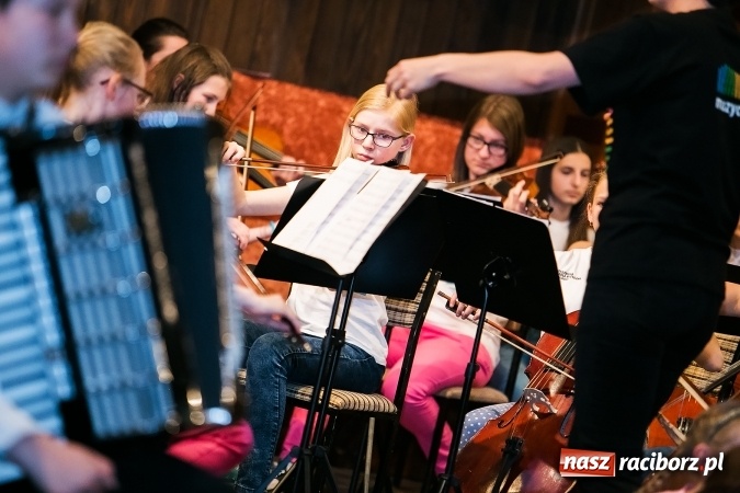 Zdjęcie w galerii na portalu naszraciborz.pl: Oblężenie szkoły muzycznej, która otworzyła swoje drzwi  wiadomości z regionu