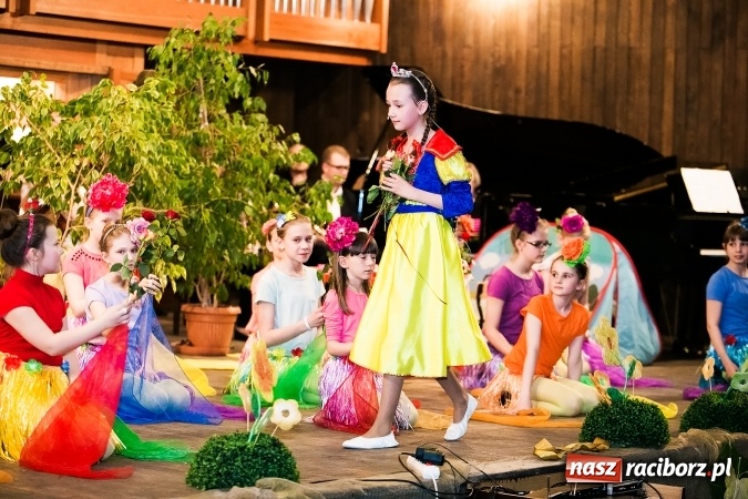 Zdjęcie w galerii na portalu naszraciborz.pl: Oblężenie szkoły muzycznej, która otworzyła swoje drzwi  wiadomości z regionu