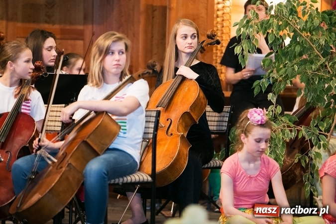 Zdjęcie w galerii na portalu naszraciborz.pl: Oblężenie szkoły muzycznej, która otworzyła swoje drzwi  wiadomości z regionu